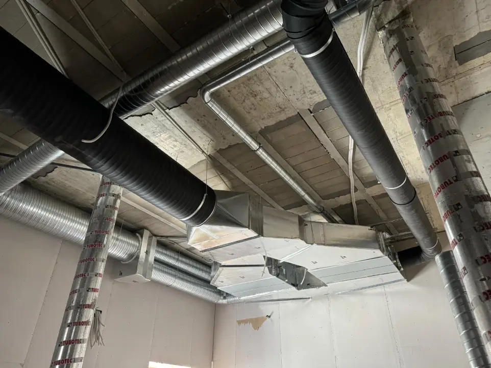 Montaje de conducto aislado en galvanizado